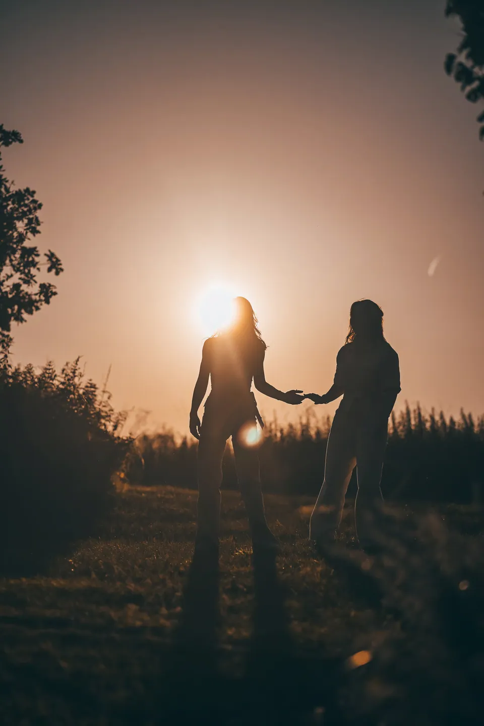 Silhouet van een koppel tegen de zon