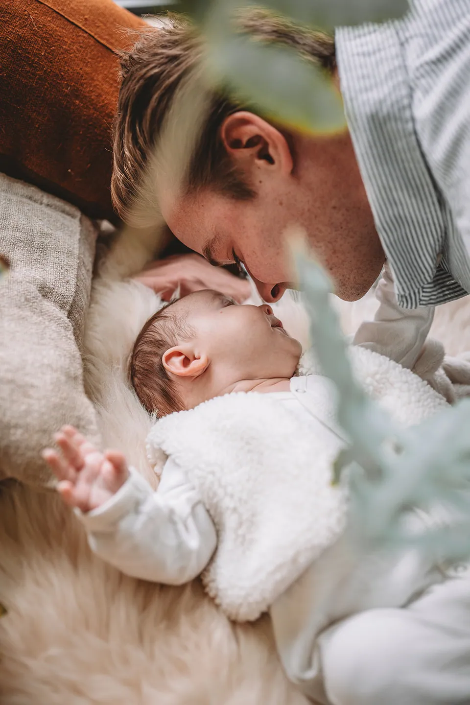 Papa geeft zijn baby een zachte kus