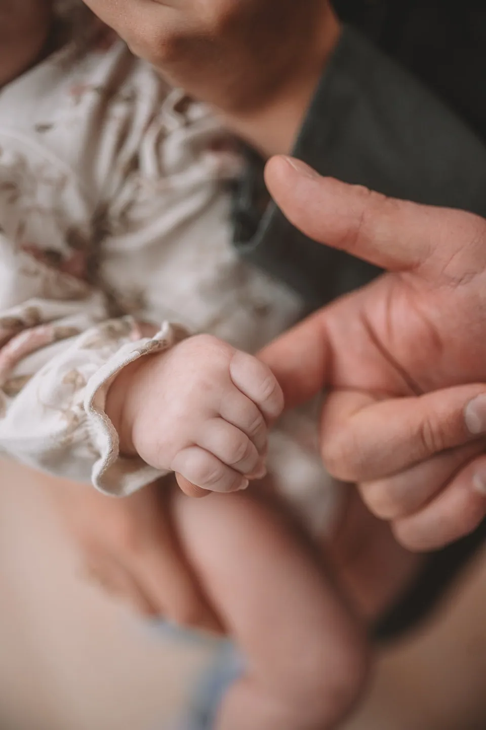 Babyhandje rond de vinger van papa