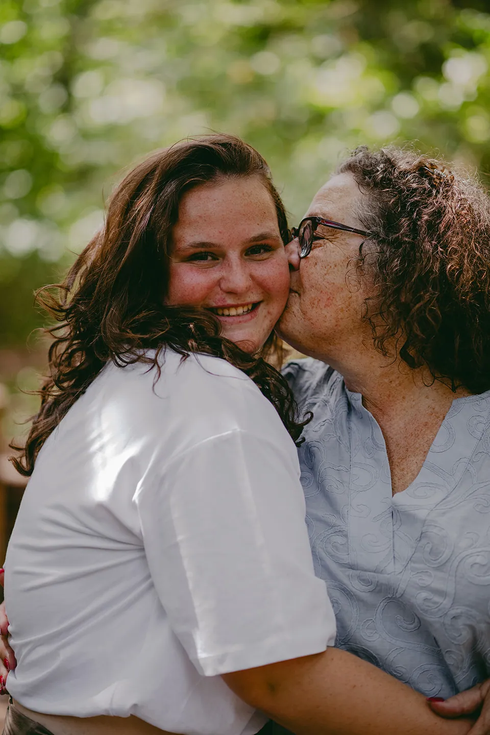 Dochter krijgt een kus op de wang van haar mama